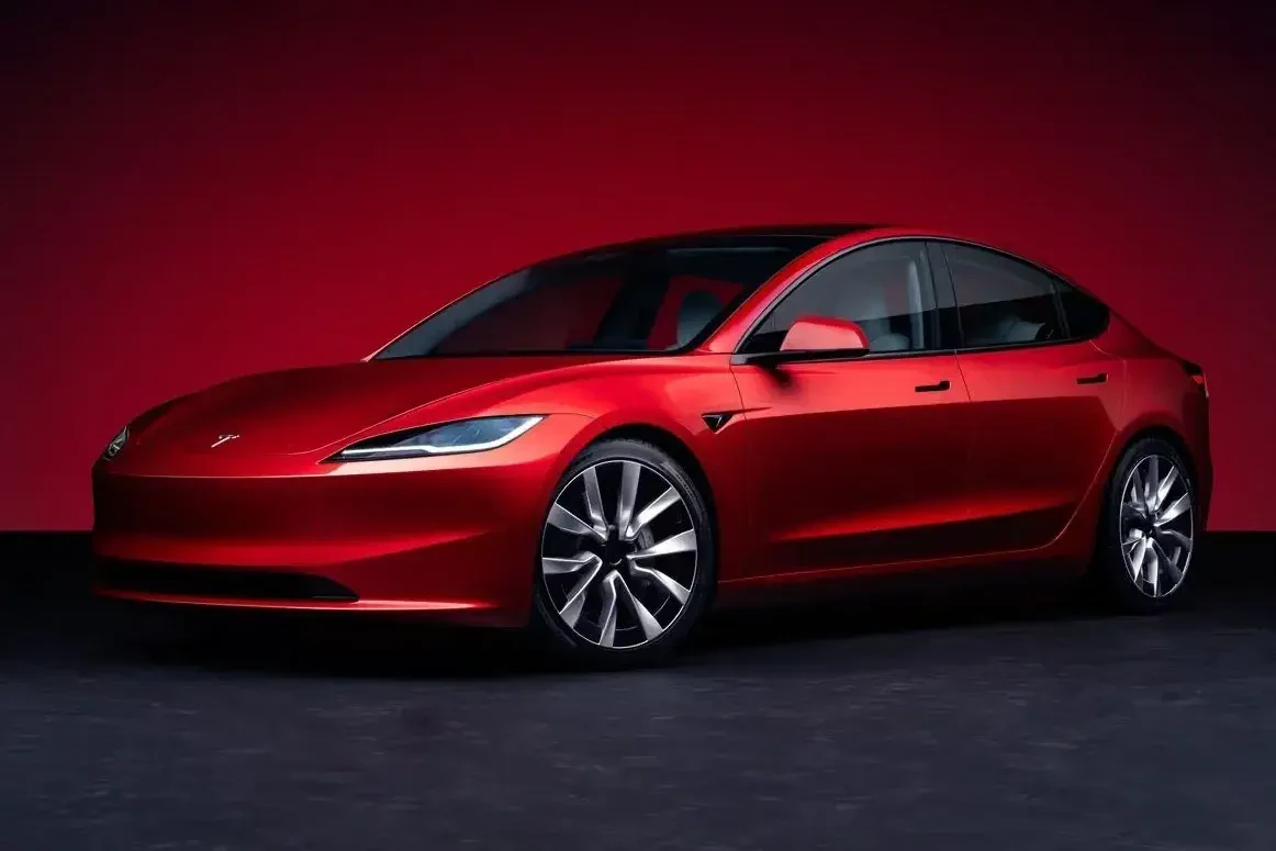 Tesla відкликала 1,85 млн автомобілів у США через проблеми з капотом, який може повністю відчинитися в дорозі